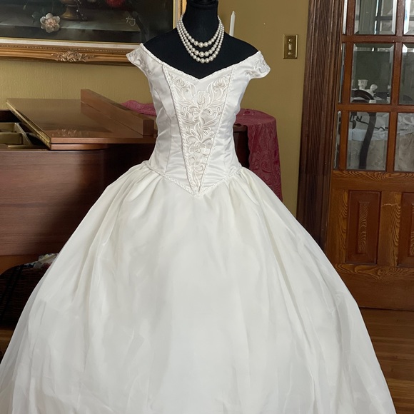 Wedding gown - Picture 5 of 12